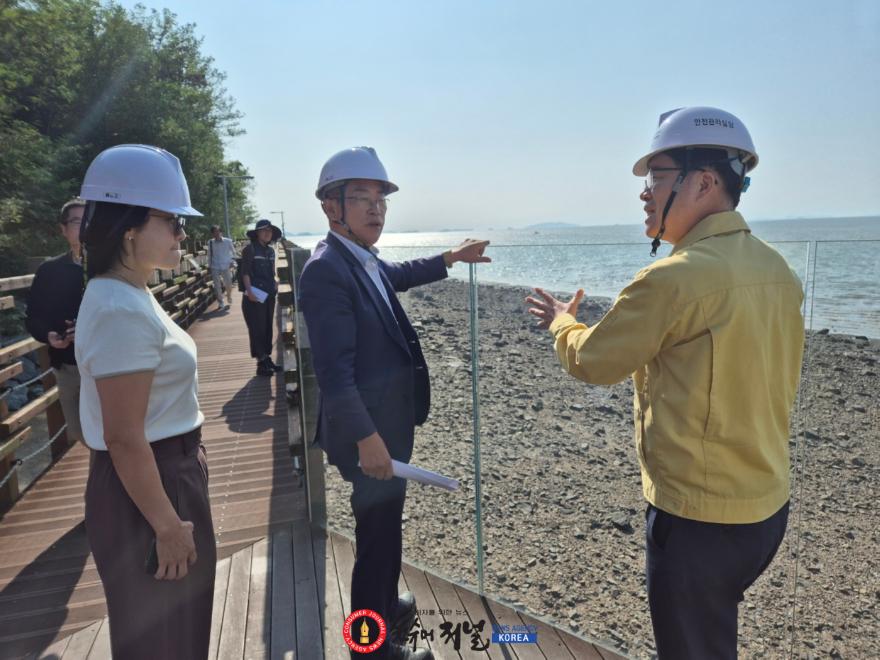 261002_오진택_의원__제부도_제비꼬리길_현장_점검...“철저한_안전관리_당부”_(1).jpg