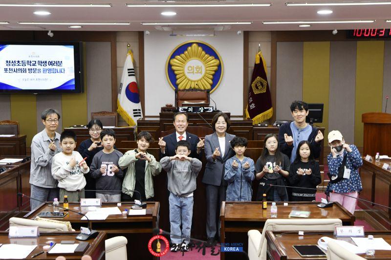 261002 포천시의회, 청성초 학생들과 함께하는 본회의 체험 운영 (1).JPG