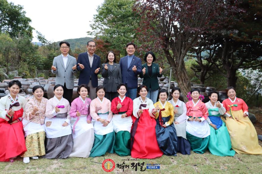 261021_경기도의회_전통식품_연구회__김장문화_현장에서_전통식품_산업의_미래_모색_(1).JPG