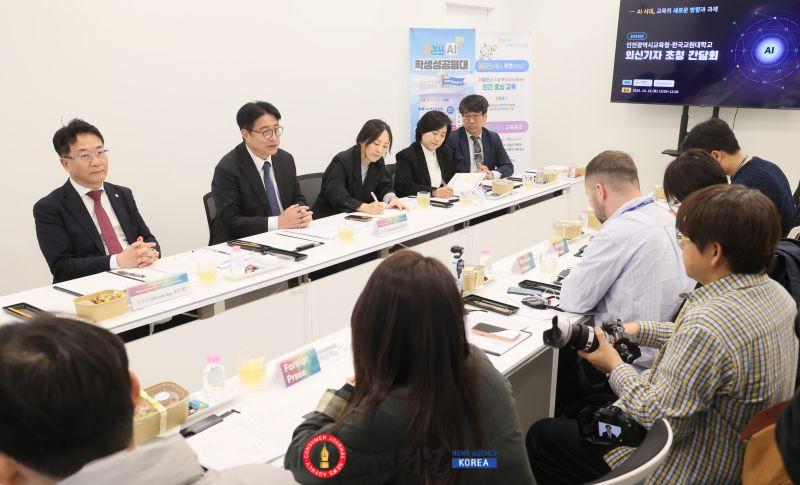 2-1. 도성훈 인천광역시교육감, 인공지능(AI)에게 생각을 맡기지 않는 교실…외신에 ‘읽걷쓰AI’ 알려.jpg