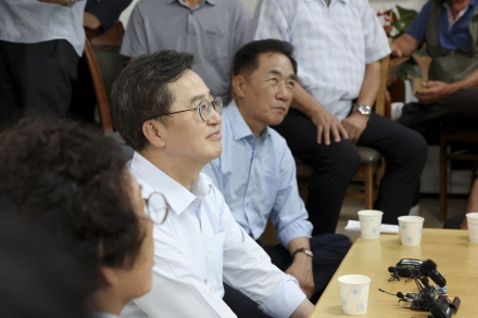 김동연, 민생경제 현장투어 첫번째 평택 포승읍 무더위 쉼터 찾아. 어르신과 ‘눈높이’ 맞추며 대화 나눠