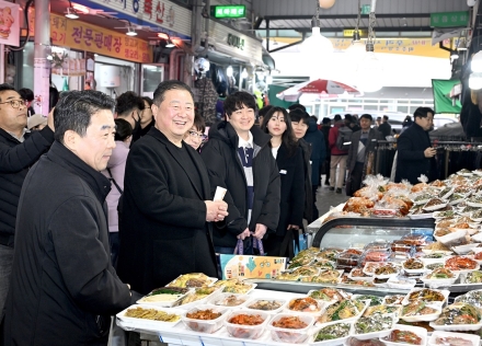 김경일 파주시장, 설 앞둔 전통시장에서 명절 장보기 가져