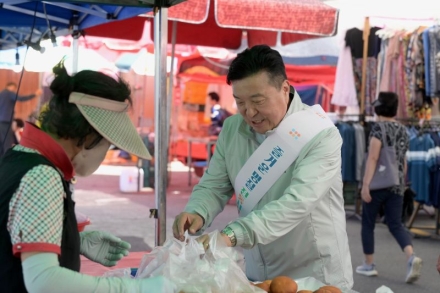 최재구 예산군수, 추석 앞두고 물가안정 캠페인 위해 전통시장 찾아 상인 격려