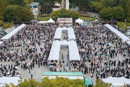 【사진 한 장의 힘】 2026 고양시 전국 막걸리 축제 개막…민경선 고양시장 행사장서 시민·상인과 소통