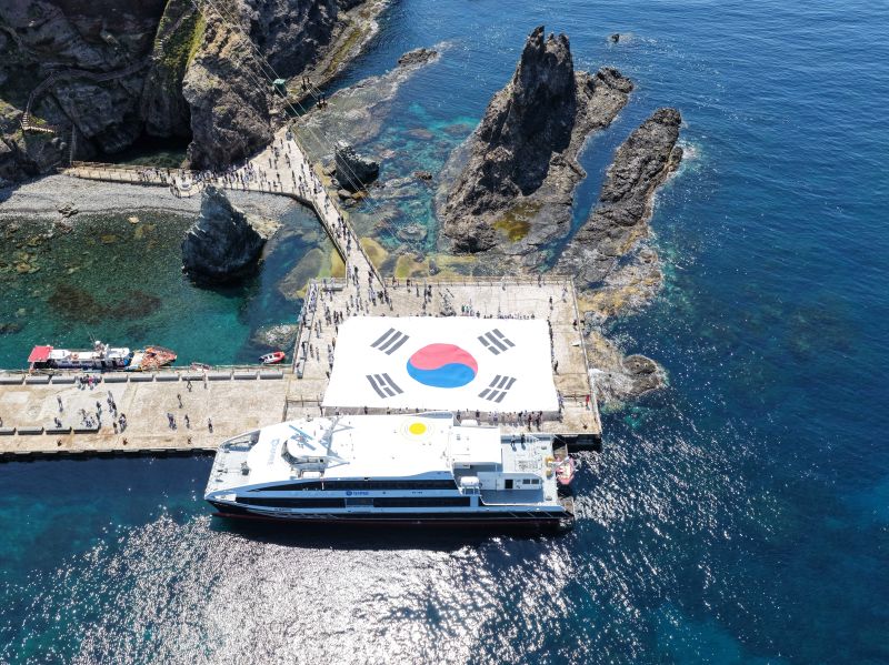 대한민국 '독도의 날' 맞아 '독도 위 태극기' 영상...전 세계에 퍼진다