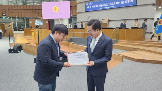 유호준 경기도의원, 김동연 지사 만나 GH 임대단지 분양전환 지원대책 마련 촉구 주민호소문 전달