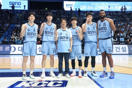 【포토뉴스】이동환 고양시장, ‘2024-2025시즌 고양소노 홈 개막전’서 시투