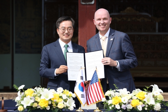 김동연 경기도지사, 화성행궁 유여택서 콕스 유타주지사와 자매결연