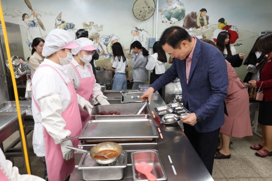 임태희 경기도교육감, ‘ 학생 먹거리’ 계산 없이 책임진다