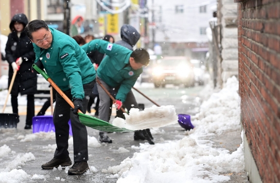 유정복 인천시장, 대설특보 속 제설 현장 점검... 재난 대응 회의서“시민 안전과 재난 대응에 총력 당부”