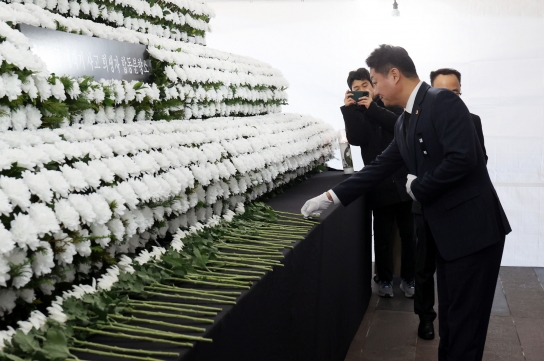김진경 경기도의회 의장, 제주항공 여객기 사고 경기도 합동분향소 찾아 추모