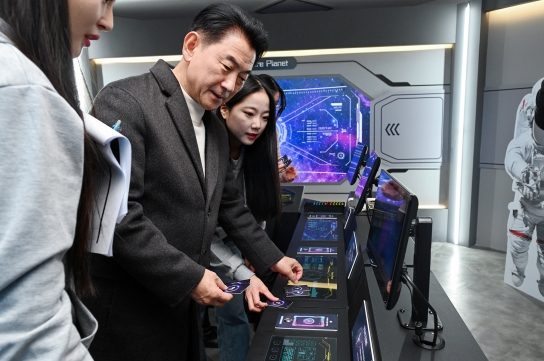 김동근 의정부시장, 청소년 위한 ‘퓨처플라넷2050(미래직업체험) 팝업스토어’ 방문