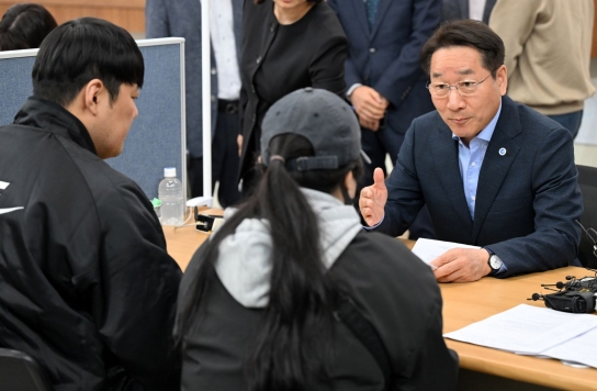 유정복 인천시장, ‘천원주택’접수 현장 찾아 시민과 소통… “천원주택 전국 확대에 최선 다할 것”