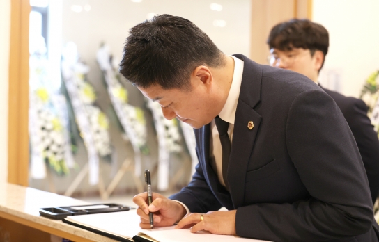 김진경 경기도의회 의장, 위안부 피해자 故 이옥선 할머니 조문… “진정한 사과와 온전한 명예 회복의 꿈 이어갈 것”