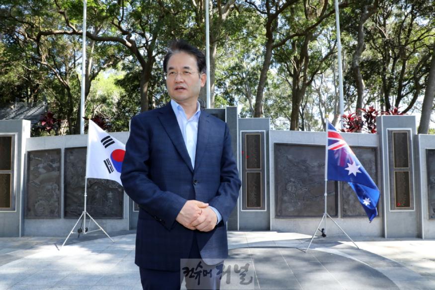 1-2. 호주 퀸즐랜드 한국전 참전용사 기념비 헌화 (이동환 고양특례시장).jpg