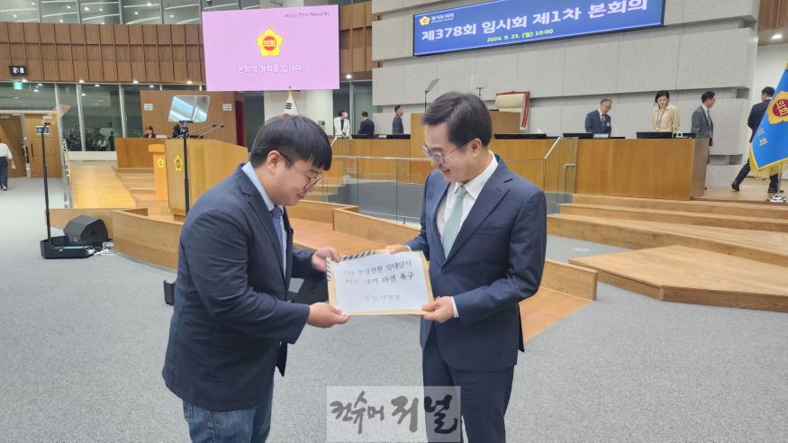 240923 유호준 의원, 김동연 지사 만나 GH 임대단지 분양전환 지원대책 마련 촉구 주민호소문 전달 (1).jpg
