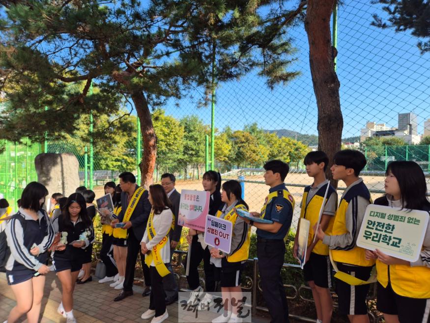 240925_경기기도교육청_경찰청도청과_디지털_성범죄_예방_캠페인_실시(사진1)캠페인.jpg