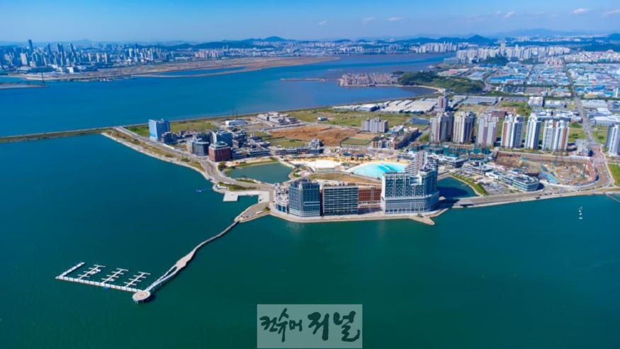 기획보도 사진2_시화호와 거북섬 전경, 거북섬에서 시화호로 뻗어나가는 경관브릿지와 마리나 시설이 눈에 띈다 (1).jpg