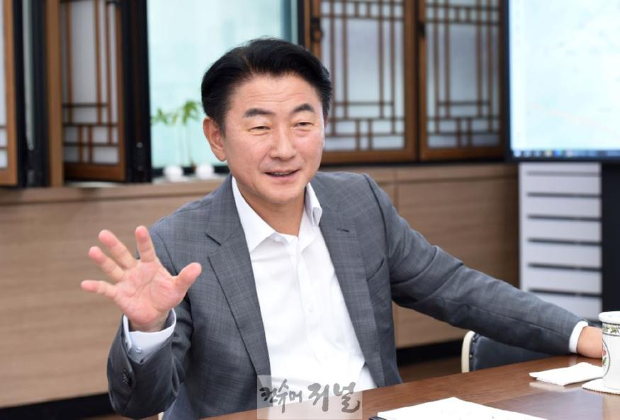 시민소통담당관(내 삶을 바꾸는 의정부, 변화의 시간 2년 ⑧창의적 아이디어가 넘치는 선진행정의 도시, 의정부)1-김동근 의정부시장.JPG