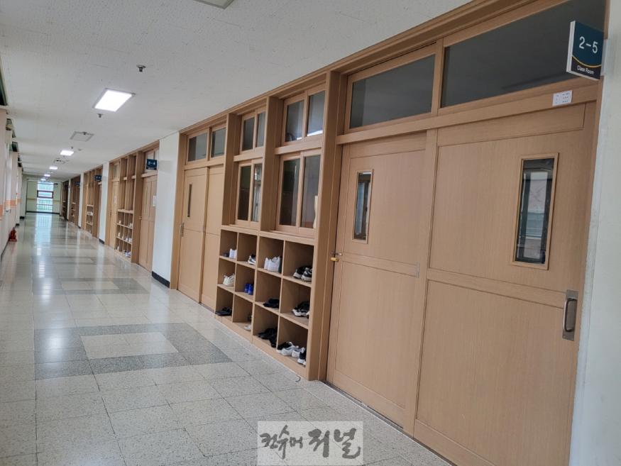 1-3. 고양송산중학교 환경개선사업(노후 출입문 교체).jpg