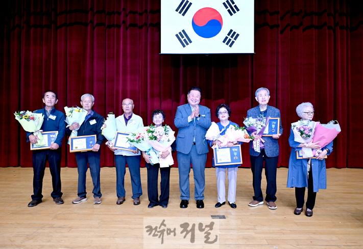1. 파주시, 제28회 노인의 날 기념식…유공자 43명 표창 (1).jpg
