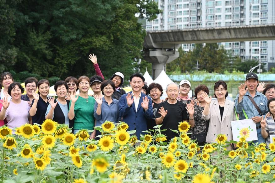 1.기획예산과(의정부 업그레이드 프로젝트 시즌2 - ⑧신곡편 -)3-신곡새빛정원 달빛 물든 해바라기 행사 사진.JPG