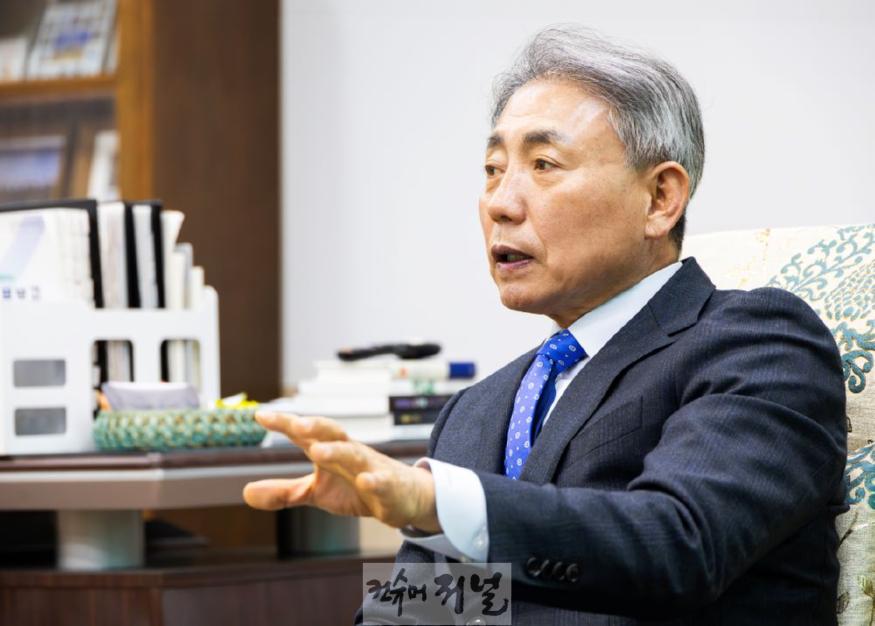 윤환 계양구청장_인터뷰 사진 (1).jpg