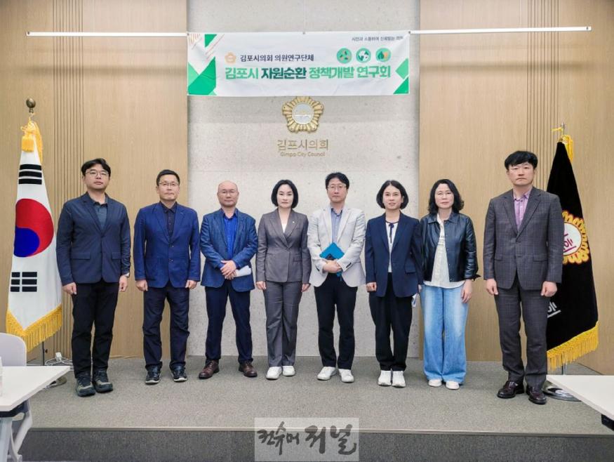 01 기념촬영을 하고 있는 연구회와 참석자 일동.jpg