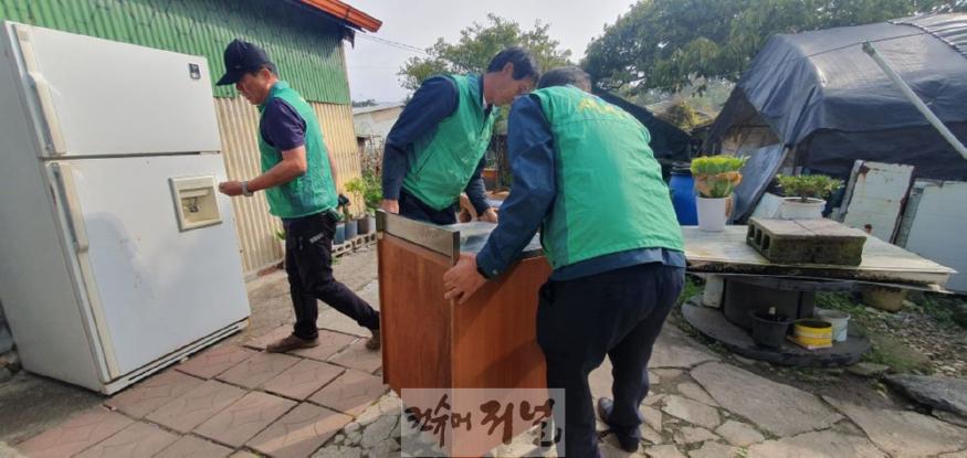 연천군 군남면 새마을회, 「사랑의 집 고쳐주기」 실시 (2).jpg