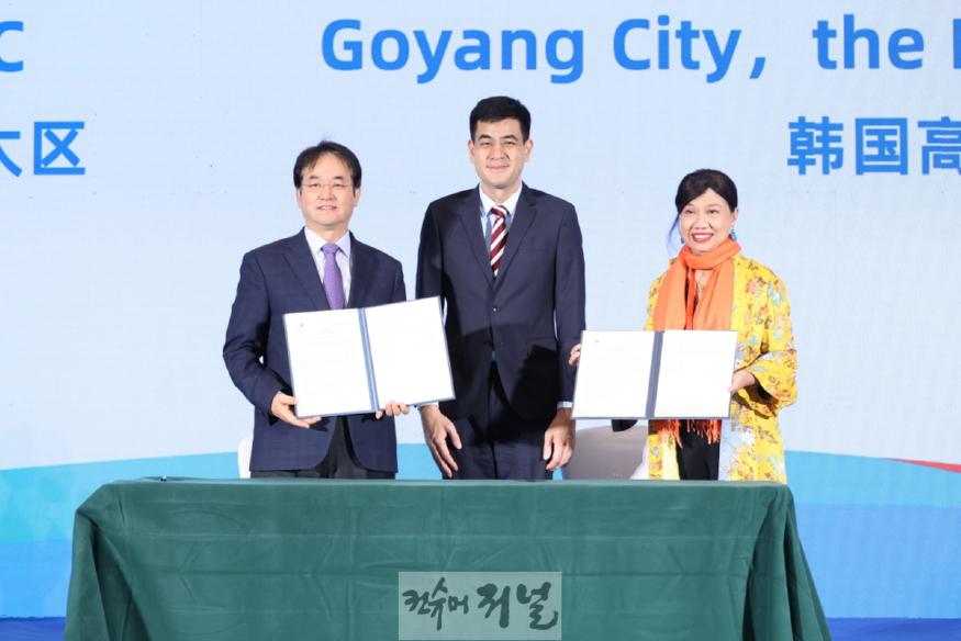 1. 고양특례시-세계지방정부연합 아태지부(UCLG ASPAC) 업무협약(왼쪽부터 이동환 고양특례시장, 다킬라 쿠아 UCLG ASPAC회장, 버나디아 찬드라데위 UCLG ASPAC사무총장).jpg