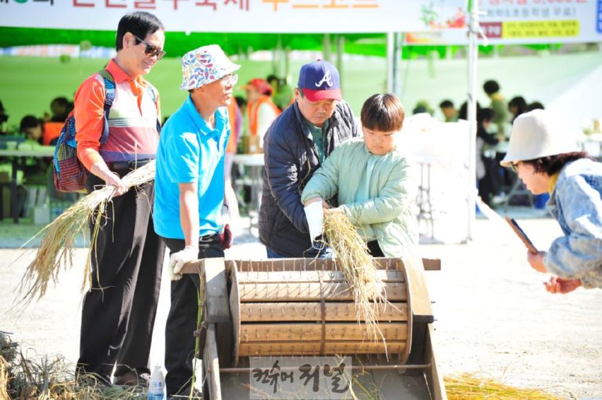 탈곡체험.JPG