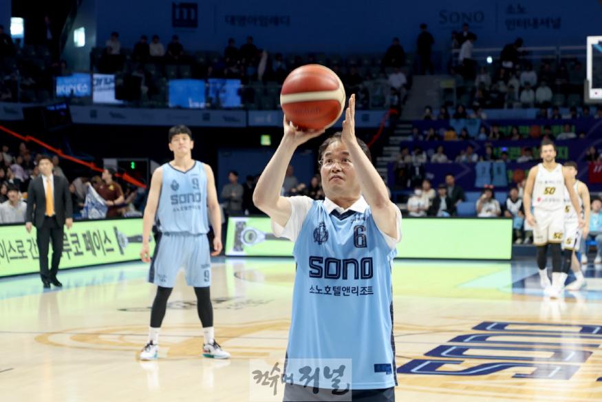 [포토]1.이동환 고양시장, 2024-2025시즌 고양소노 홈 개막전서 시투 (3).jpg