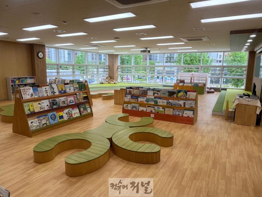 241029_경기도교육청__공간재구조화사업_우수시설_학교_선정!_공간_변화_통해_미래교육_앞서나간다(사진1)_개축분야_최우수교_경의유치원_지혜마루(독서교육_및_쉼·소통_공간).jpg