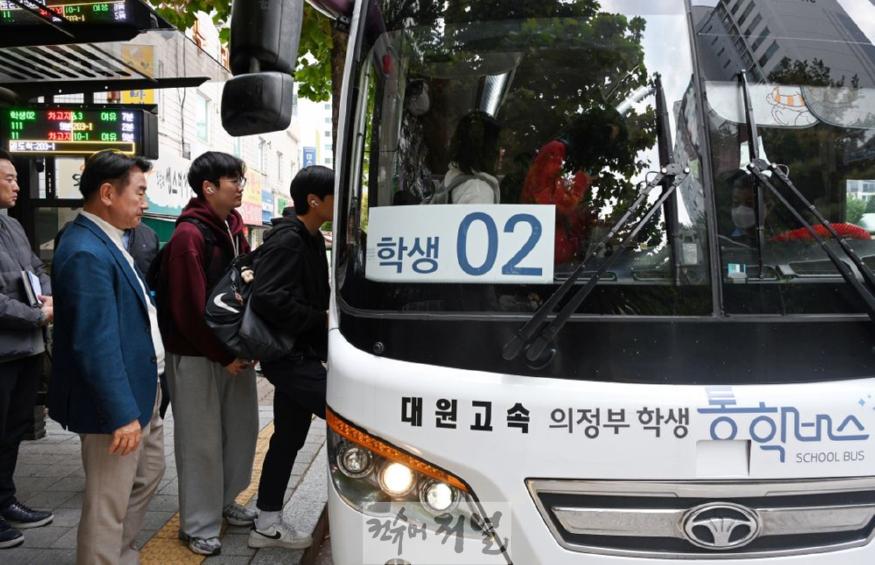 2.버스정책과(김동근 의정부시장, 학생 통학버스 탑승해 학생들과 소통)1.JPG