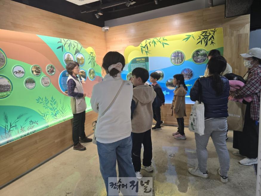 1-4. 장항습지생태관 전시실.jpg