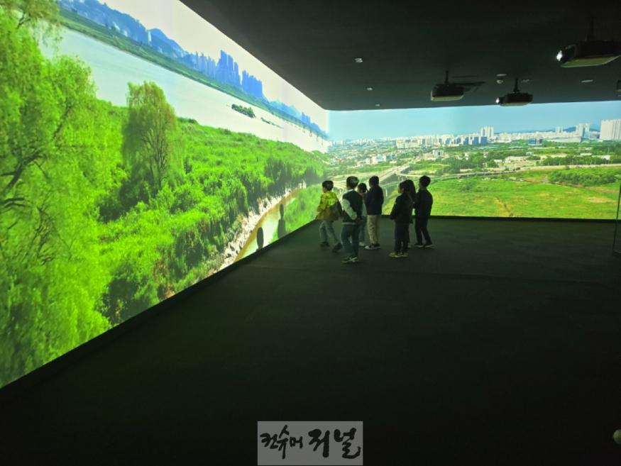 1-5. 장항습지의 사계절을 느낄 수 있는 미디어아트관.jpg