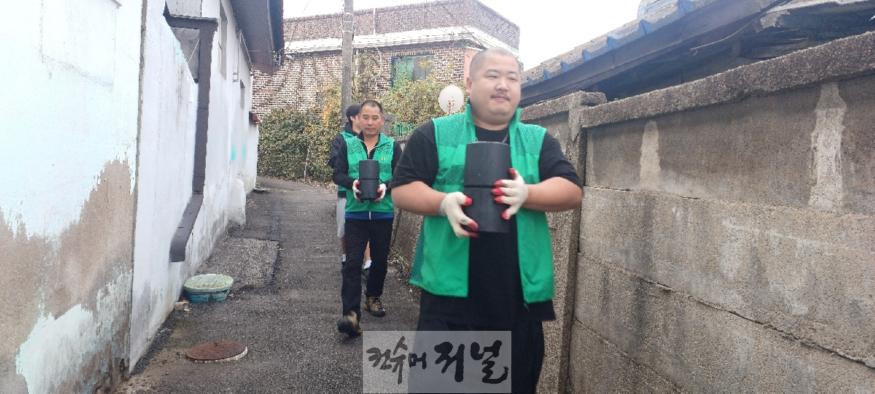 9. 소요동 새마을지도자협의회, 사랑의 연탄 나눔(1).jpg