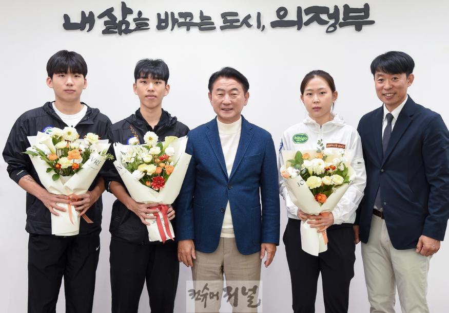 4.체육과(김동근 의정부시장, 국가대표로 선발된 빙상팀 김민선 등 격려)1.JPG