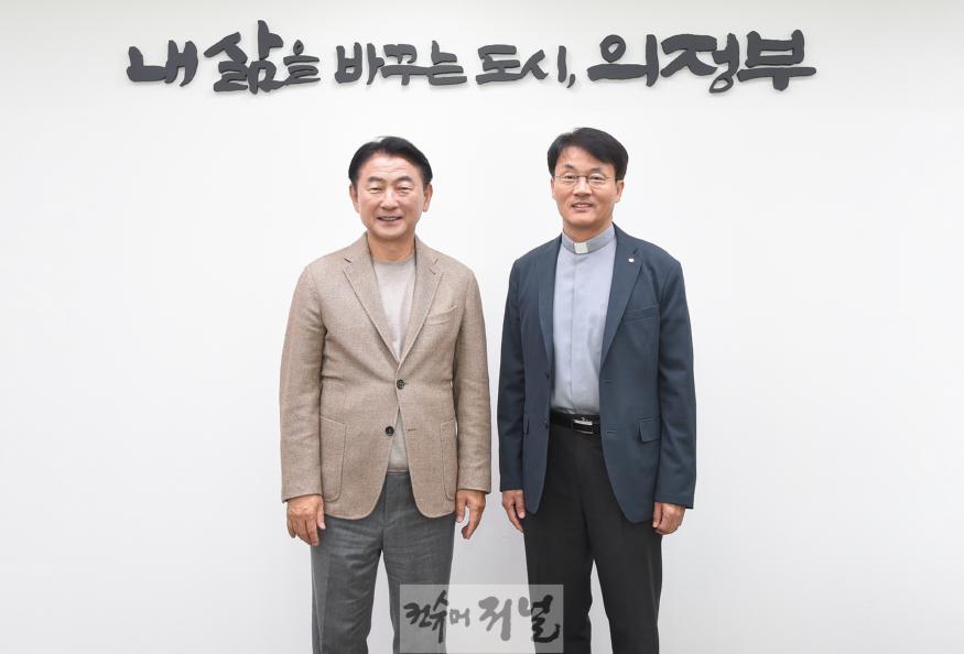 2.보건정책과(김동근 의정부시장, 신규 부임한 의정부성모병원 행정부원장과 면담).JPG