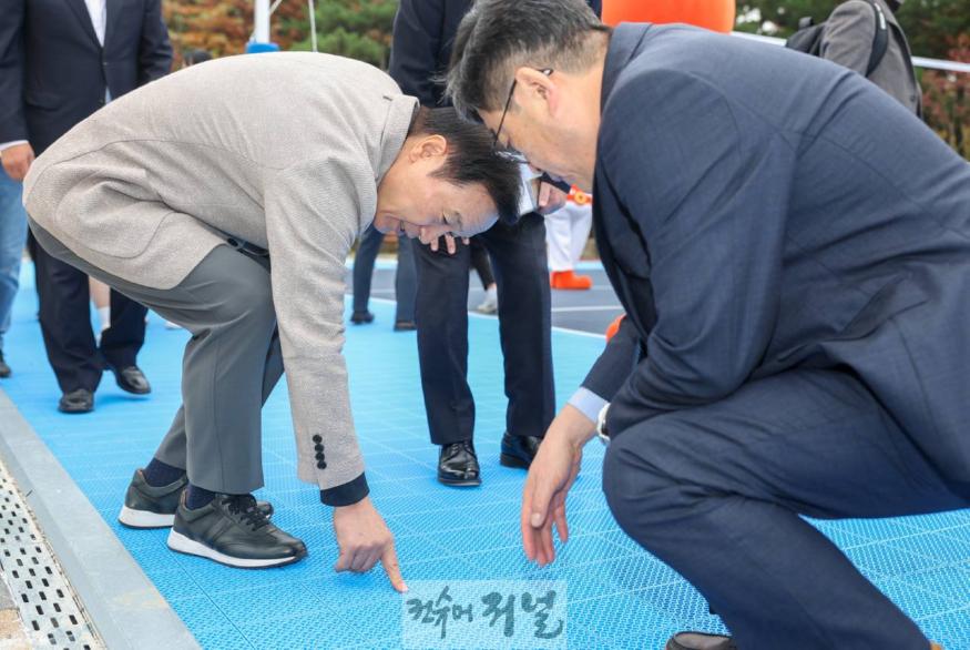 241101_임태희_교육감_“학생과_지역_주민이_함께_즐기는_미래형_운동장_널리_확산할_것”(사진6).jpg