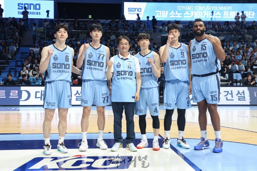1-1. 이동환 고양특례시장과 고양소소 스카이거너스 선수들.jpg