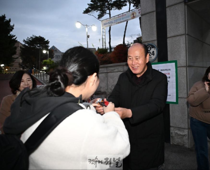 ★ 8. 박형덕 동두천시장, 2025학년도 대학수학능력시험장 수험생 격려(1).jpg