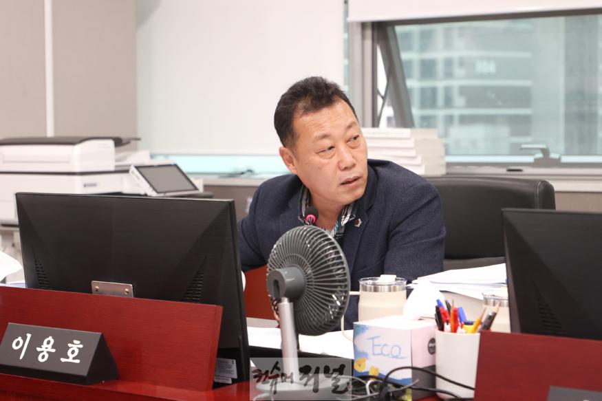241115 이용호 의원, “잔액 남기고 또 증액” 사회혁신경제국 위원회 운영 비판.JPG