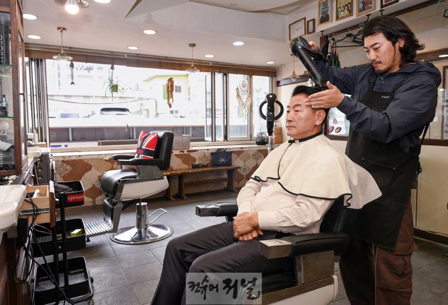 1.기획예산과(김동근 의정부시장, 이발소의 변신 ‘바버샵’ 체험)1.JPG