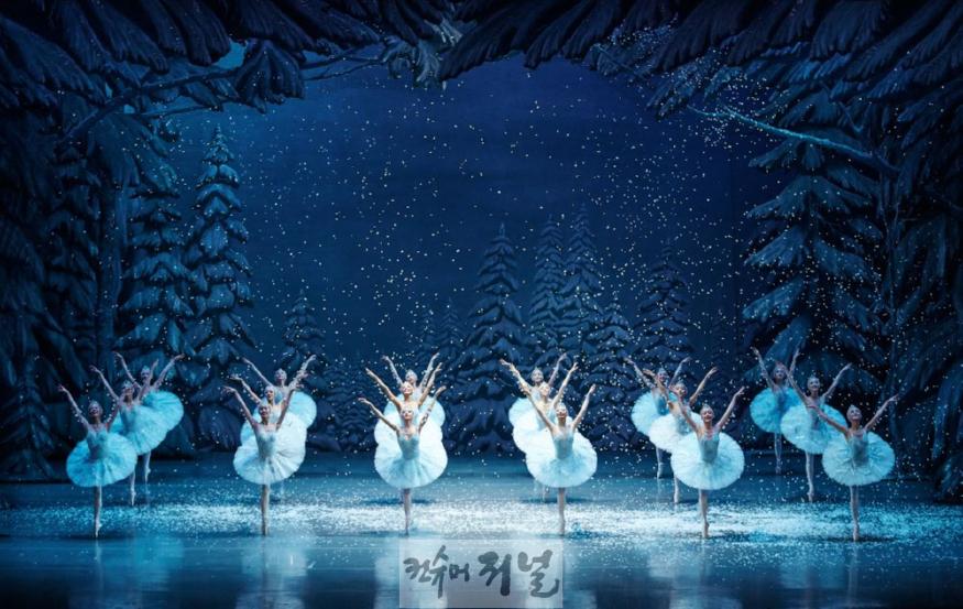 [공연사진] 호두까기인형 1막 눈송이 왈츠-ⓒUniversal Ballet_Photo by Kyoungjin Kim.jpg