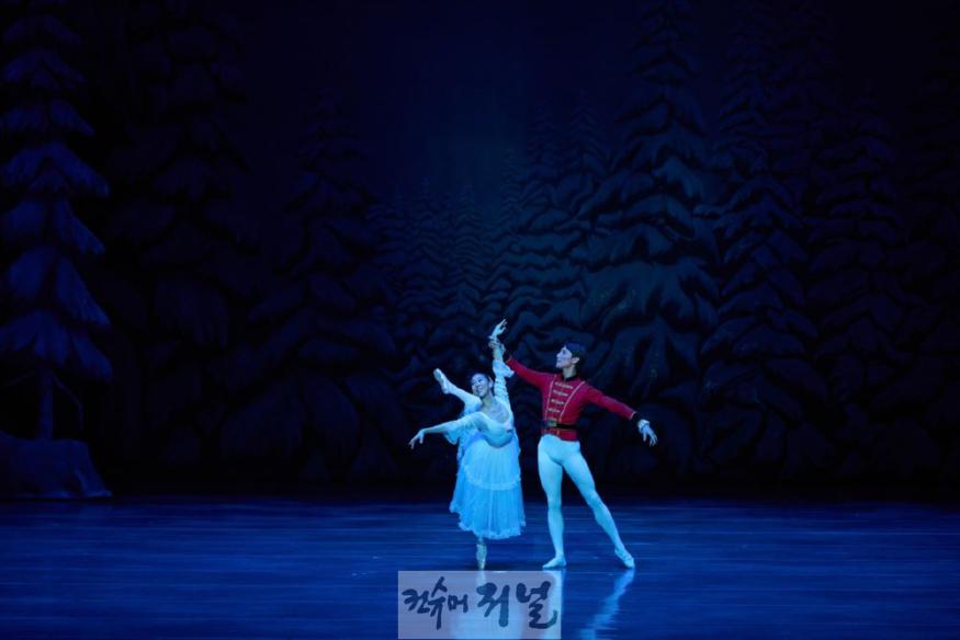 [공연사진] 2023 유니버설발레단 호두까기인형(홍향기, 이동탁) 1막 스노우 파드되_ⓒUniversal Ballet_Photo by Kyoungjin Kim.jpg