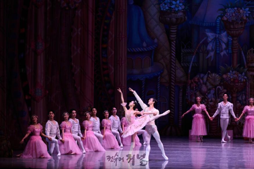 [공연사진] 2023 호두까기인형(이유림, 강민우) 2막 그랑 파드되-ⓒUniversal Ballet_Photo by KyoungjinKim.jpg