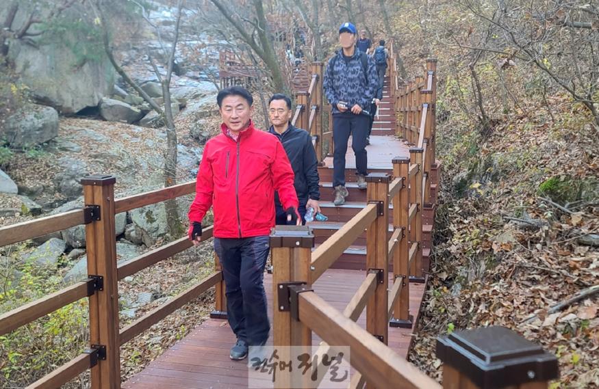2.녹지산림과(의정부시, 수락산 등산로 정비 현장점검 실시)1.jpg