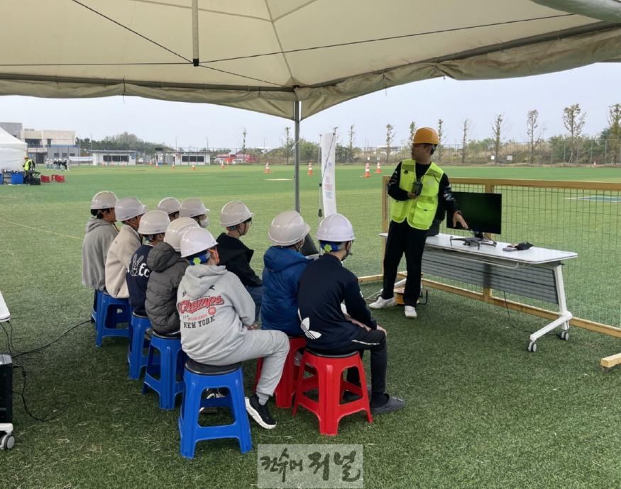 보도자료5 시흥드론센터 학생체험.jpg