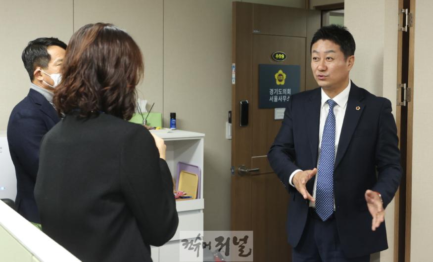 241119 김진경 의장, 서울사무소 방문...국회와의 협력 강화방안 논의 (1).jpg